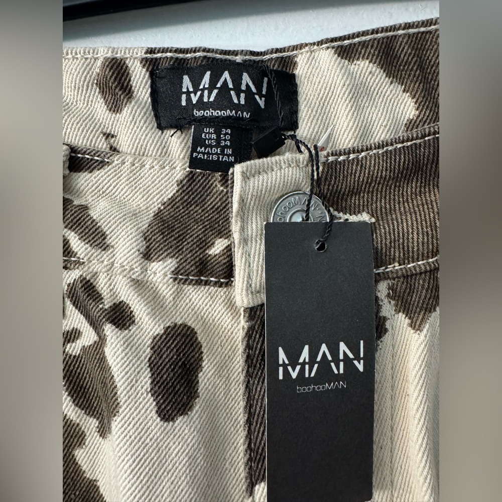 BoohooMAN Tall Washed Baggy Fit Cow Print Jeans - Picture 5 of 14
